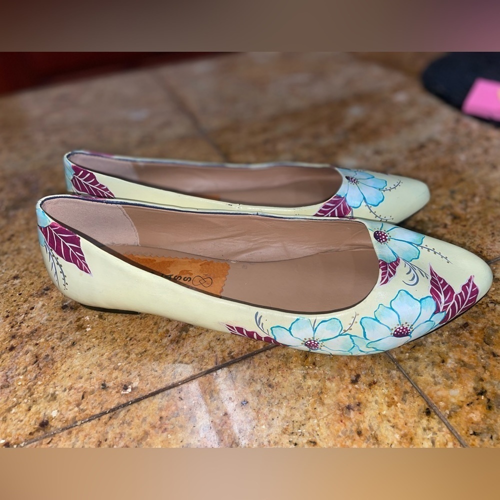 Women's Cream Floral Pointed-Toe Ballet Flats